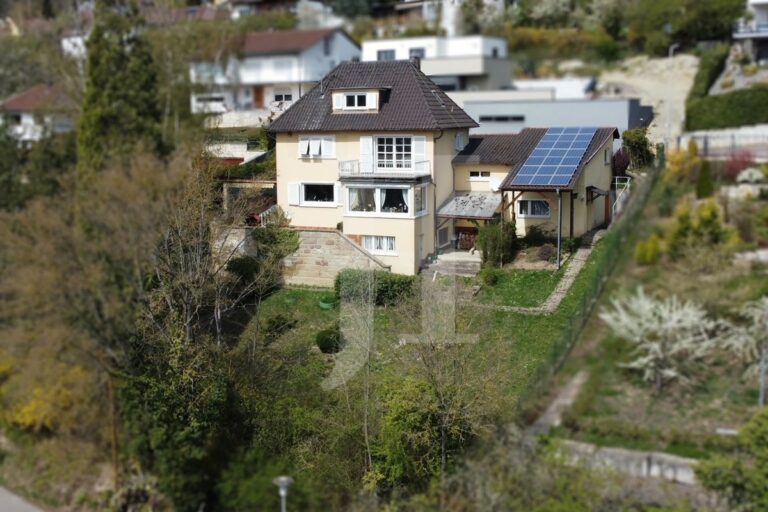 Sanierungsbedürftige Villa in traumhafter Aussichtslage